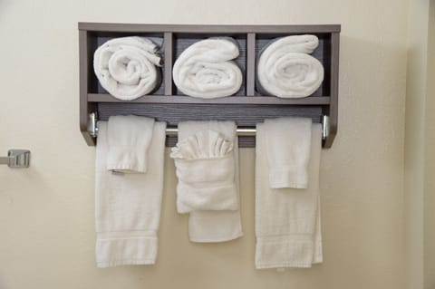Combined shower/tub, hair dryer, towels