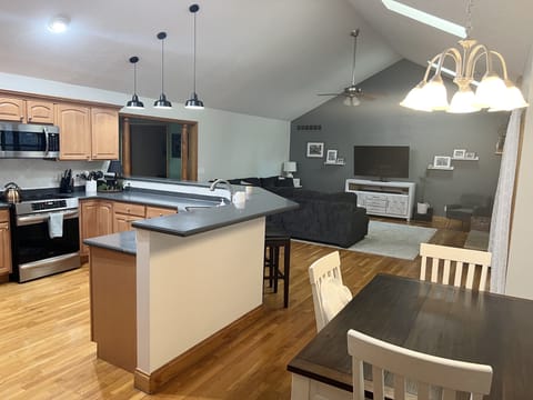 Kitchen and eating area seats 4