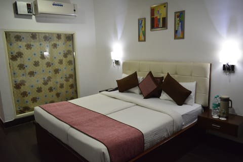 Superior Room | Desk, rollaway beds, free WiFi, bed sheets