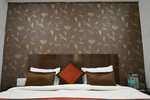 Deluxe Room | Desk, rollaway beds, free WiFi, bed sheets