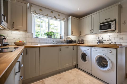 Lower Court Cottage Kitchen