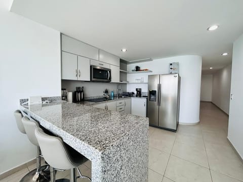 Deluxe Apartment | Private kitchen | Full-size fridge, microwave, blender, cookware/dishes/utensils