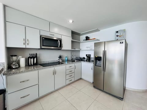 Deluxe Apartment | Private kitchen | Full-size fridge, microwave, blender, cookware/dishes/utensils