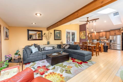 Open floor plan comfy seating for 8 pp. gas fireplace and big screen TV.