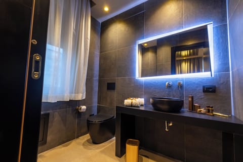 Superior Room | Bathroom | Separate tub and shower, jetted tub, hydromassage showerhead