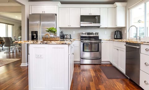 Discover the joy of cooking in a perfectly equipped kitchen. Your culinary journey begins now.