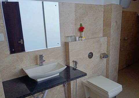 Superior Room | Bathroom | Shower, free toiletries, hair dryer, slippers