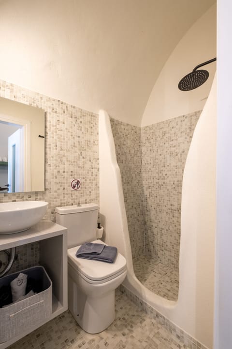 Deluxe Studio, Multiple Beds | Bathroom | Shower, rainfall showerhead, hair dryer, bathrobes