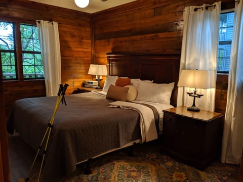 Deluxe Cabin, 1 King Bed, Mountainside | Egyptian cotton sheets, premium bedding, free WiFi, bed sheets