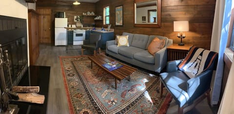 Deluxe Cabin, 1 King Bed, Mountainside | Living area