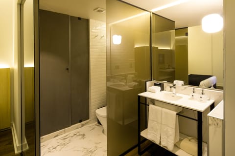 Superior Double Room | Bathroom | Free toiletries, hair dryer, towels