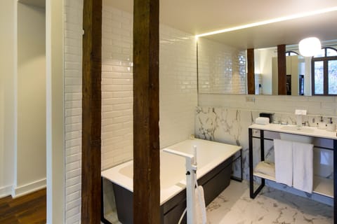 Suite | Bathroom | Free toiletries, hair dryer, towels