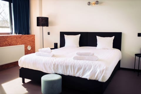 Comfort Room | Desk, laptop workspace, free WiFi, bed sheets