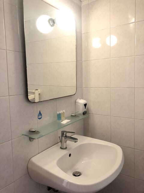 Classic Double or Twin Room | Bathroom | Hair dryer