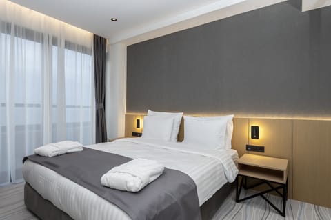 Junior Suite | In-room safe, desk, soundproofing, free WiFi