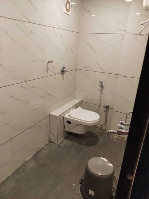 Deluxe Double Room | Bathroom | Rainfall showerhead, towels, soap, shampoo