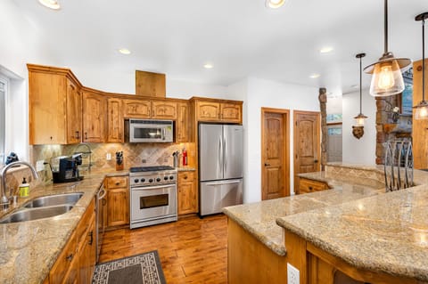 House, Multiple Beds, Patio, Mountain View (Timber Lodge) | Private kitchen | Fridge, microwave, oven, stovetop