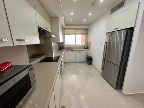 Apartment, Balcony | Private kitchen | Fridge, microwave, oven, stovetop