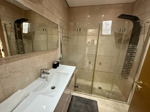 Apartment, Balcony | Bathroom | Shower, rainfall showerhead, hair dryer, towels