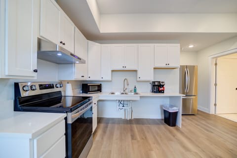 Design Suite | Private kitchen | Full-size fridge, microwave, oven, stovetop