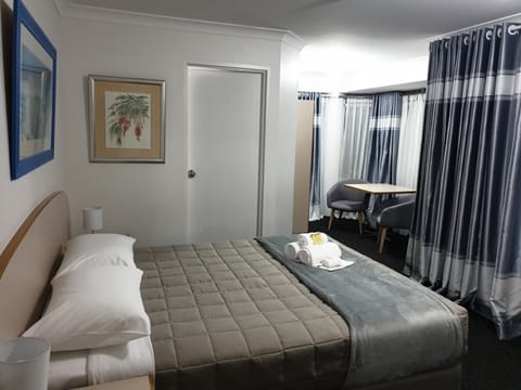 Deluxe Room, 1 Queen Bed, Jetted Tub | Desk, laptop workspace, iron/ironing board, free WiFi