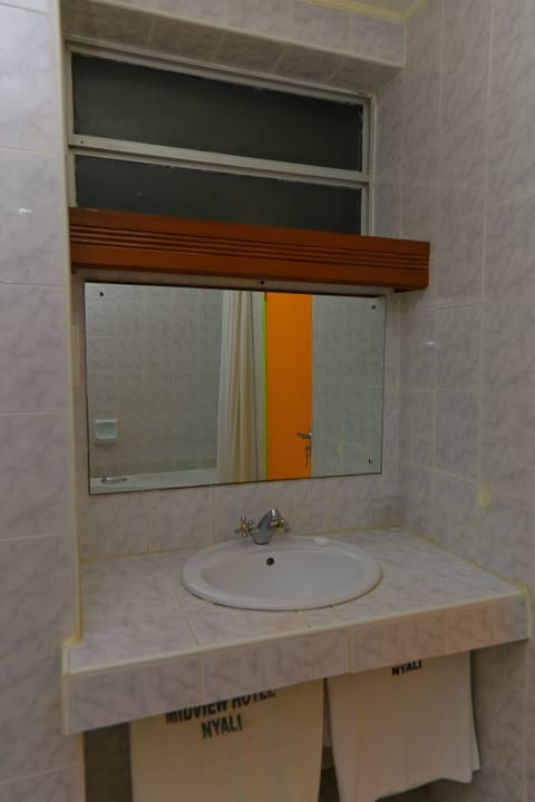 Standard Single Room | Bathroom | Separate tub and shower, free toiletries, towels, soap