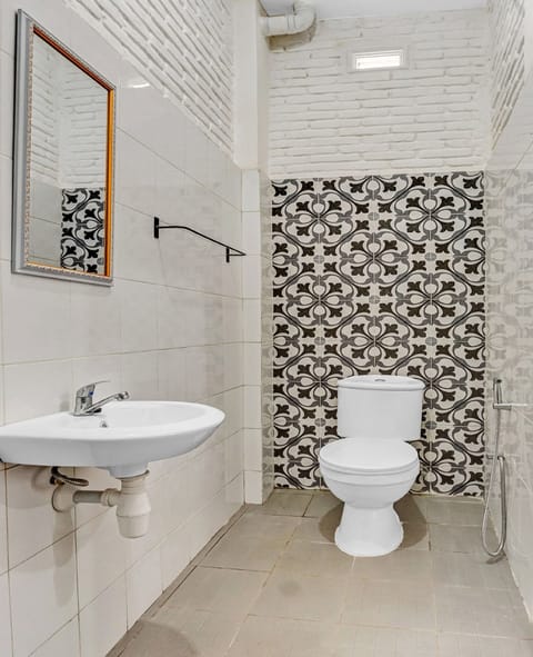 Deluxe Double Room | Bathroom | Shower, bidet, towels