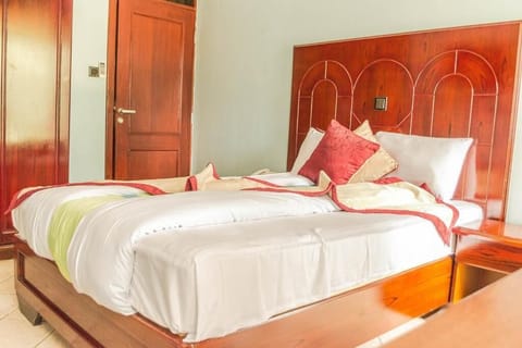 Basic Double Room | In-room safe, iron/ironing board, free WiFi