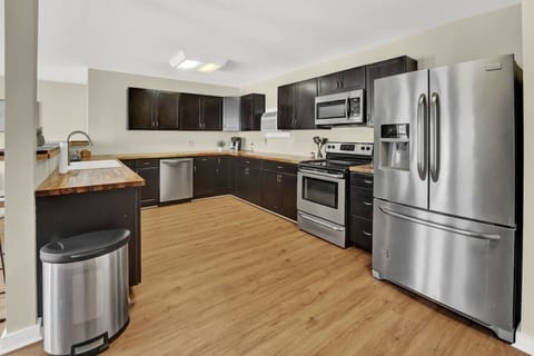 Suite, 1 Bedroom, Kitchen | Private kitchen | Fridge, microwave, oven, stovetop
