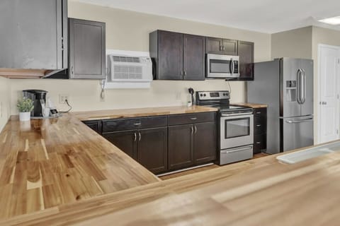 Suite, 1 Bedroom, Kitchen | Private kitchen | Fridge, microwave, oven, stovetop