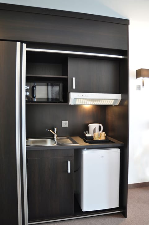 Family Studio | Private kitchenette | Fridge, microwave, stovetop, electric kettle