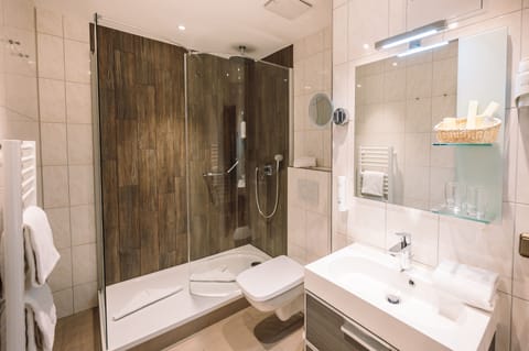 Royal Suite | Bathroom | Free toiletries, hair dryer, bathrobes, slippers