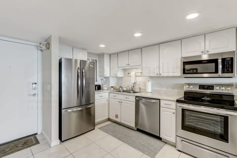 Condo, 3 Bedrooms | Private kitchen | Fridge, oven, coffee/tea maker, toaster