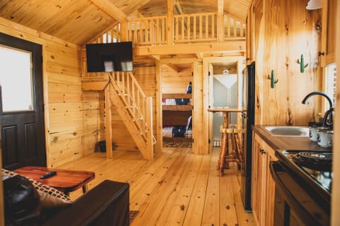 Deluxe Cabin | Free WiFi, bed sheets