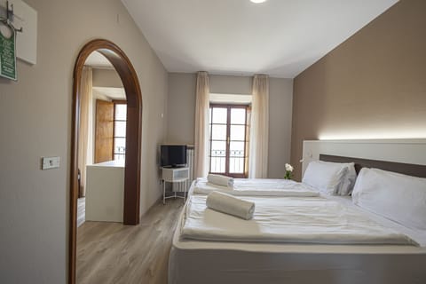 Desk, cribs/infant beds, free WiFi, bed sheets