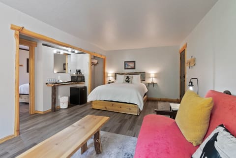 Lake Village Lodge Suite #6 | Free WiFi, bed sheets