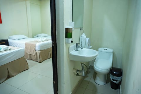 Standard Double or Twin Room, Non Smoking | Bathroom | Shower, towels, soap, shampoo