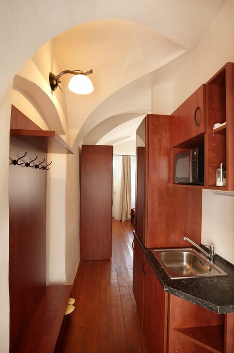 Studio | Private kitchen | Fridge, microwave, coffee/tea maker, electric kettle