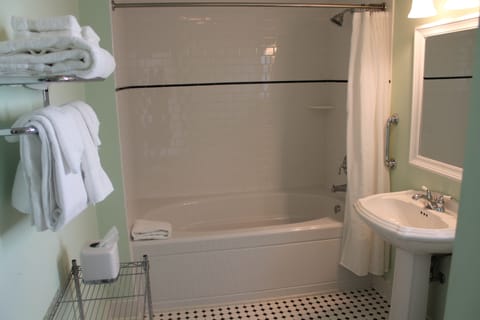 Executive Suite | Bathroom | Combined shower/tub, jetted tub, free toiletries, hair dryer