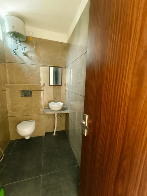 Superior Double Room | Bathroom | Shower, rainfall showerhead, towels