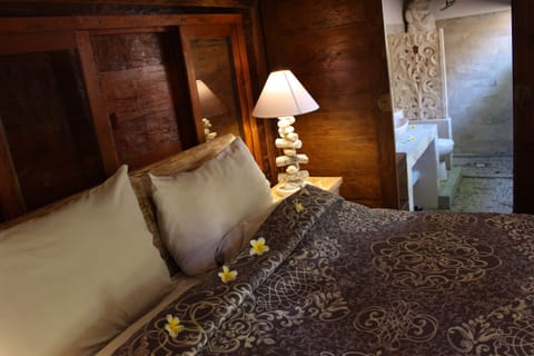 The Hobbit Villa | Premium bedding, pillowtop beds, in-room safe, desk