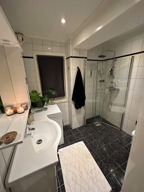 Apartment | Bathroom | Shower, towels