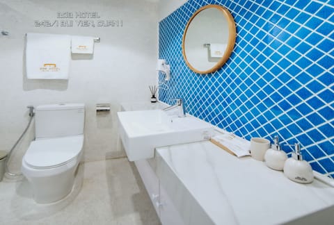 Deluxe Double Room, 1 Queen Bed, Private Bathroom | Bathroom | Shower, hydromassage showerhead, designer toiletries, hair dryer