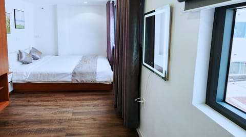 Superior Double Room, 1 Queen Bed, Private Bathroom, City View | Hypo-allergenic bedding, memory foam beds, minibar