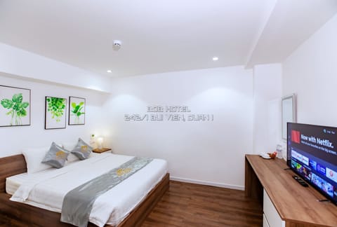 Standard Double Room, 1 Queen Bed, Private Bathroom | Hypo-allergenic bedding, memory foam beds, minibar