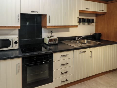 Cottage | Private kitchen | Fridge, dishwasher, electric kettle, toaster