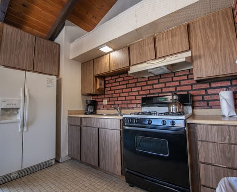 Classic Cabin | Private kitchen | Full-size fridge, microwave, oven, stovetop