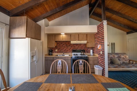 Classic Cabin | Dining room