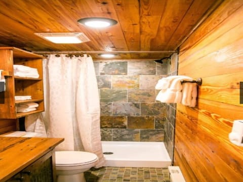 Classic Cabin, Multiple Beds, Lake View | Bathroom | Shower, rainfall showerhead, free toiletries, hair dryer