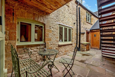 The Old Workshop Courtyard - StayCotswold